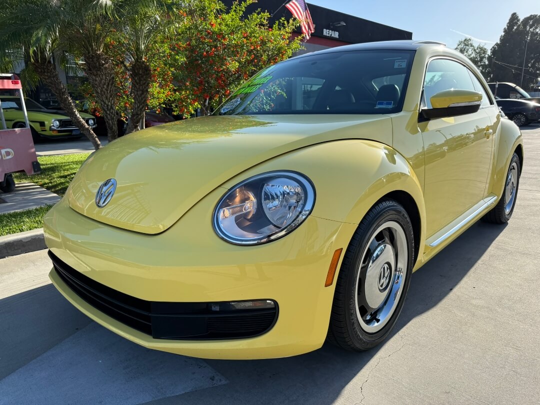 2013 Volkswagen Beetle 2.5L PZEV WITH SUNROOF 
