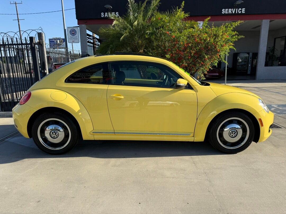 2013 Volkswagen Beetle 2.5L PZEV WITH SUNROOF 