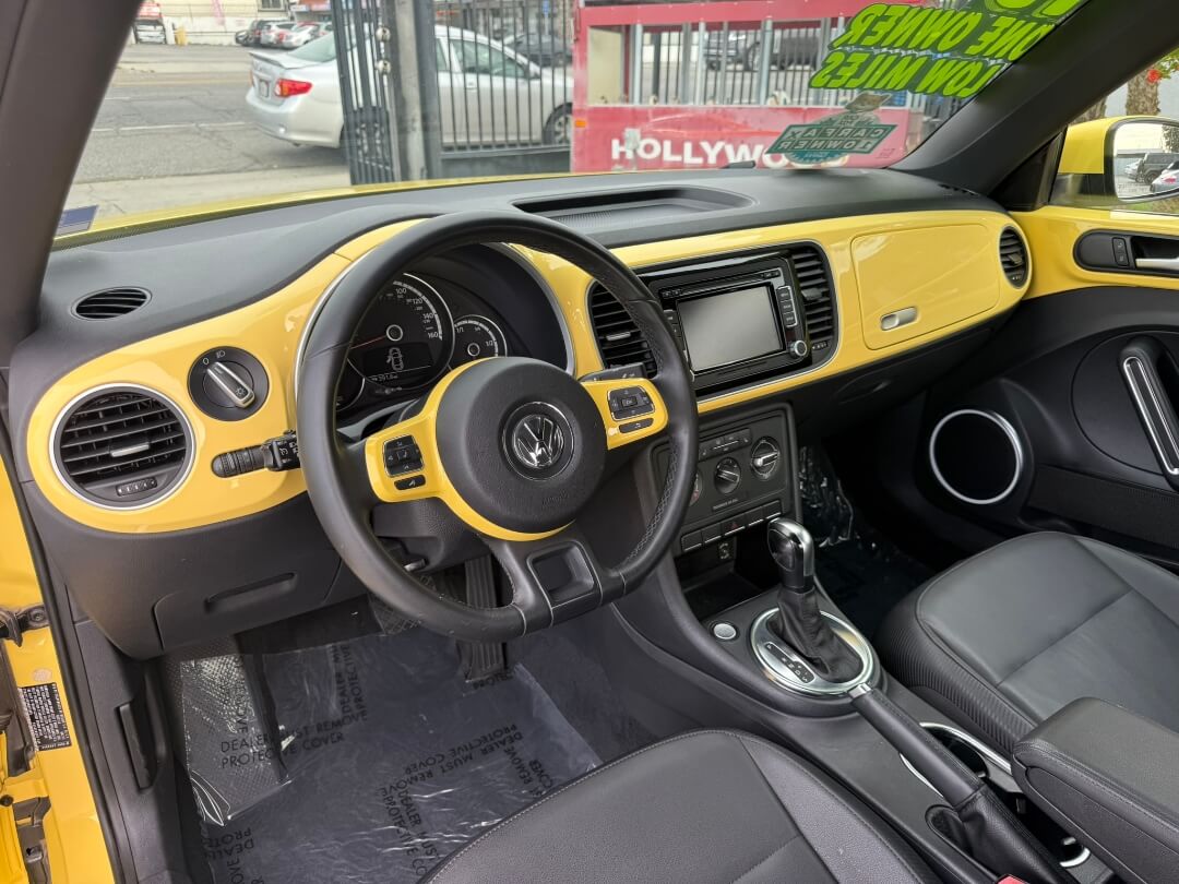 2013 Volkswagen Beetle 2.5L PZEV WITH SUNROOF 