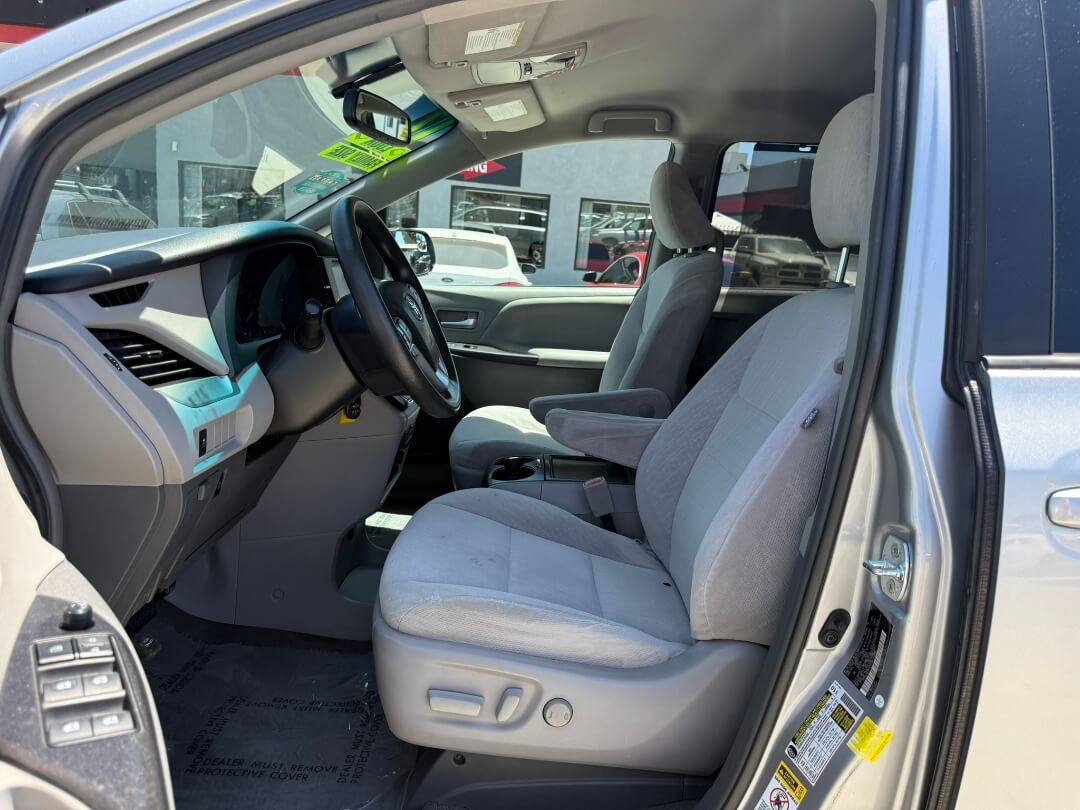 2017 Toyota Sienna LE 8-Passenger