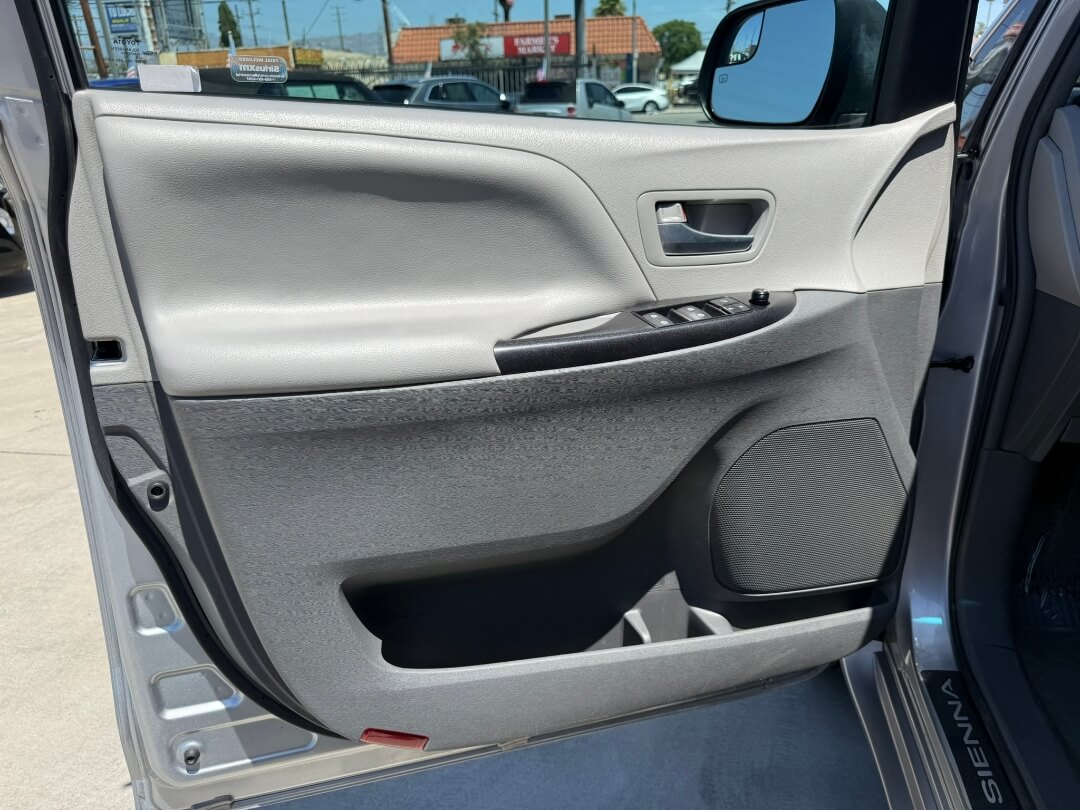2017 Toyota Sienna LE 8-Passenger