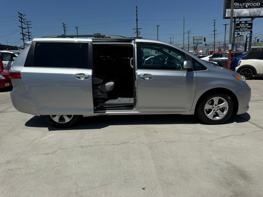 2017 Toyota Sienna LE 8-Passenger