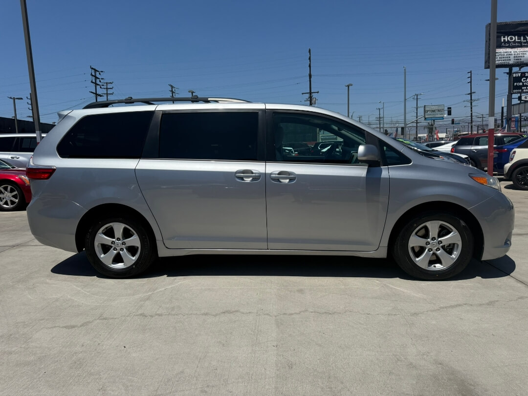 2017 Toyota Sienna LE 8-Passenger