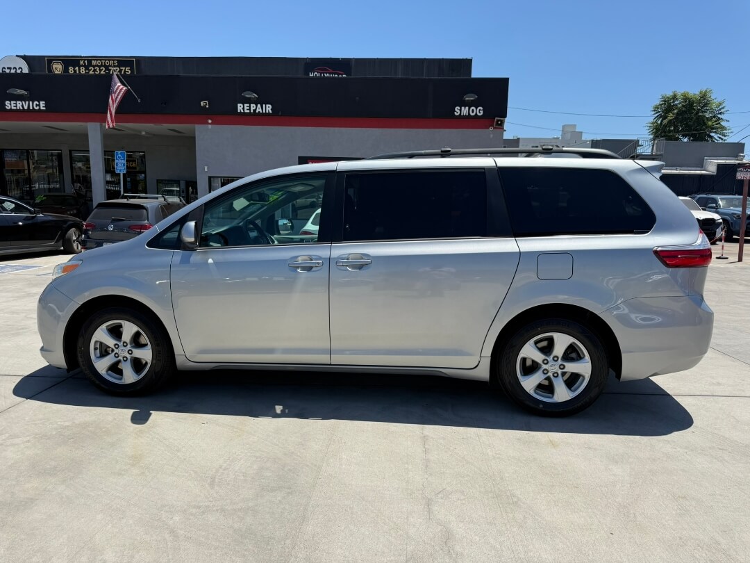 2017 Toyota Sienna LE 8-Passenger