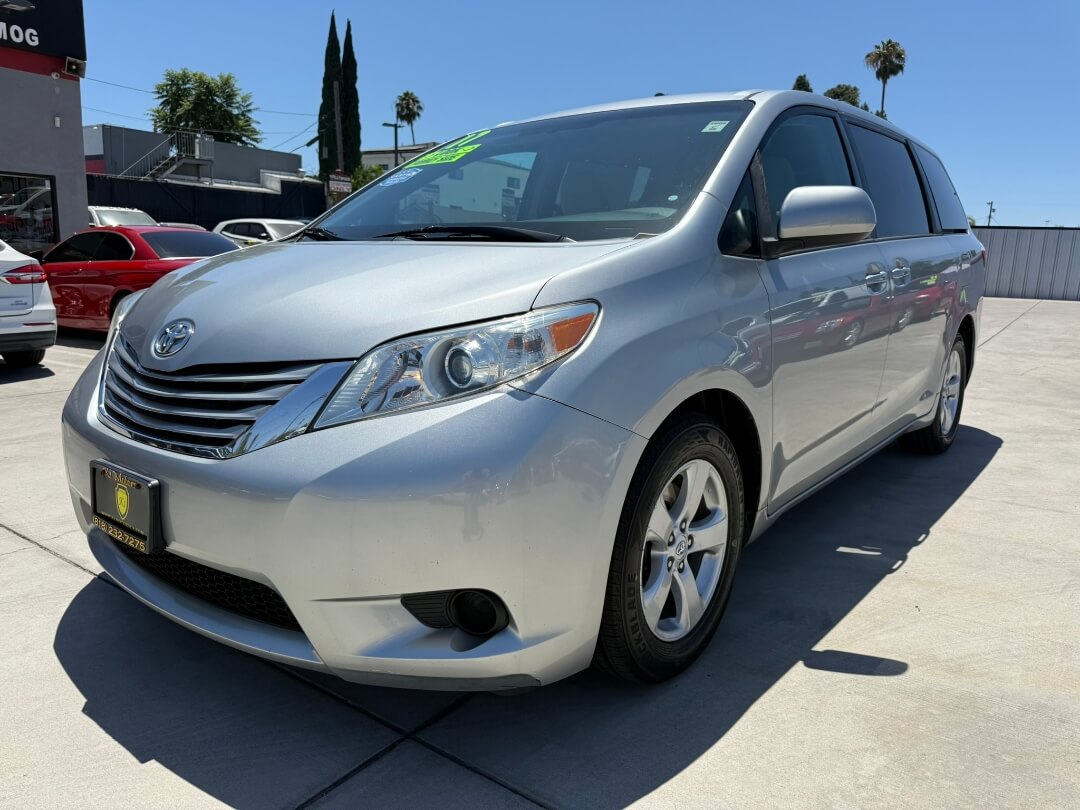2017 Toyota Sienna LE 8-Passenger