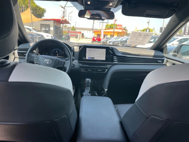 2025 Toyota Camry SE - Photo 9