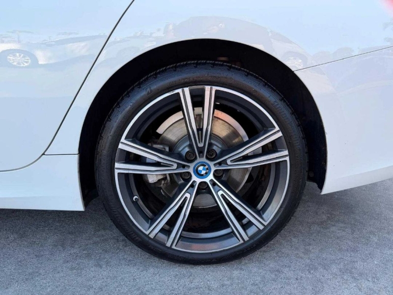 2022 BMW 3 Series 330e - Photo 23
