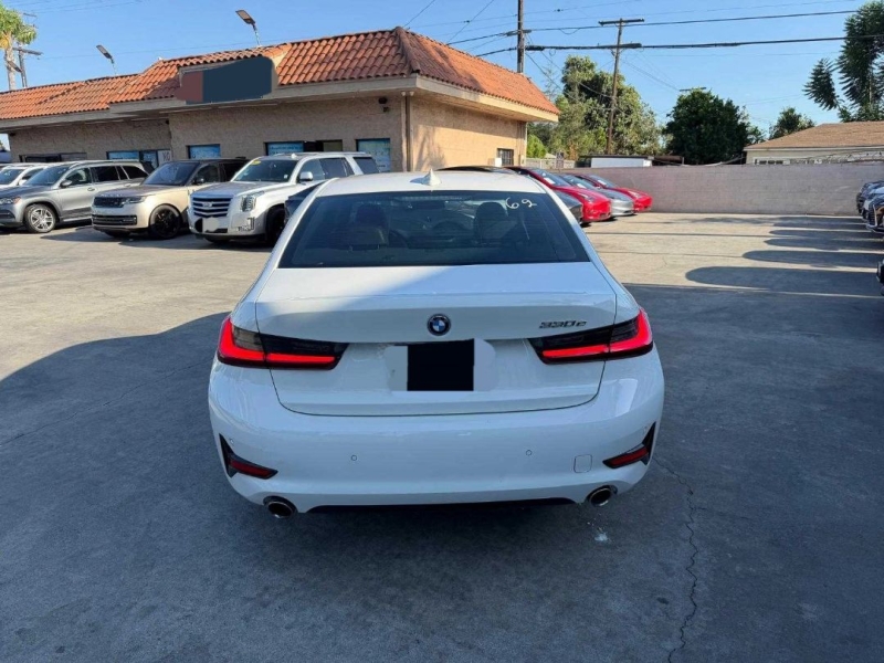 2022 BMW 3 Series 330e - Photo 9
