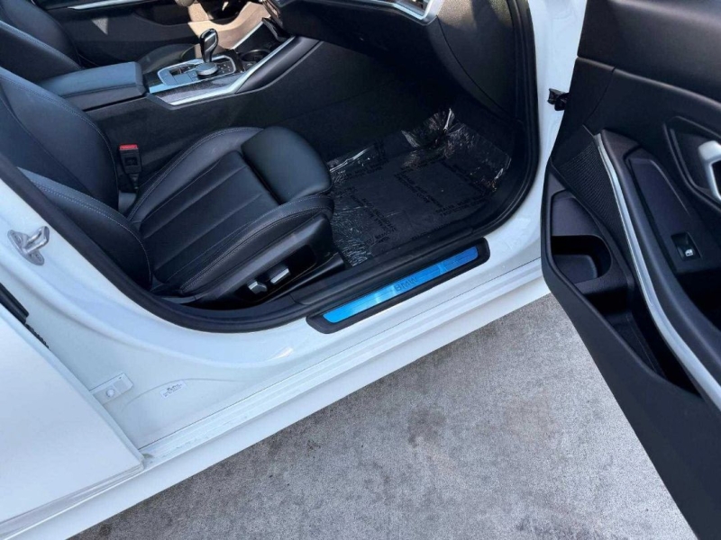 2022 BMW 3 Series 330e - Photo 21