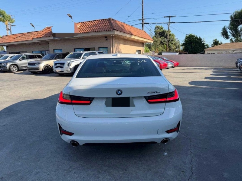 2022 BMW 3 Series 330e - Photo 11