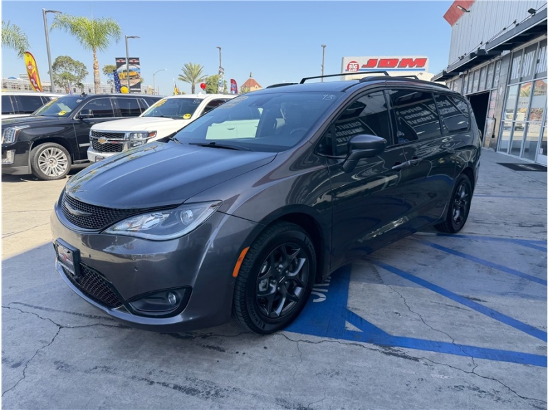 2019 Chrysler Pacifica Touring L Plus Minivan 4D