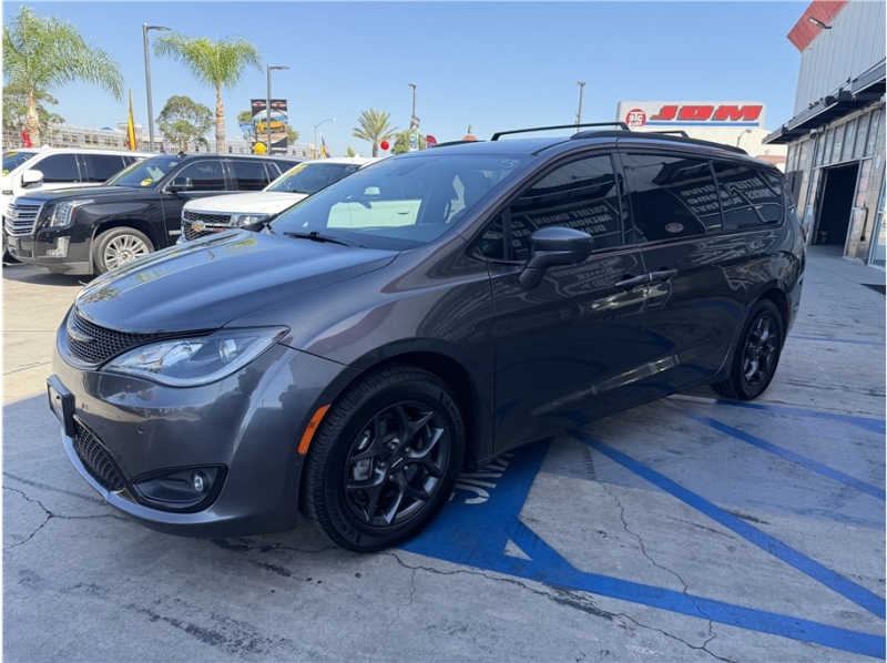 2019 Chrysler Pacifica Touring L Plus Minivan 4D
