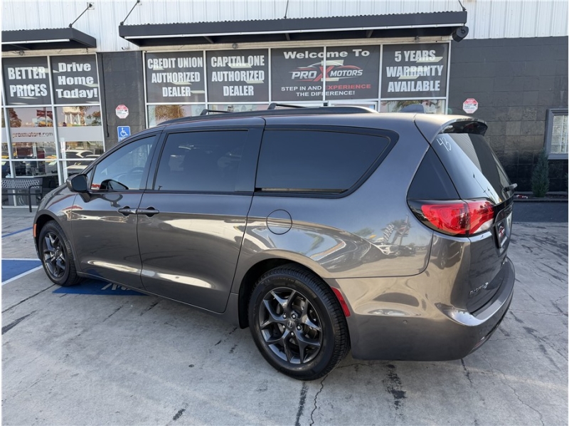 2019 Chrysler Pacifica Touring L Plus Minivan 4D