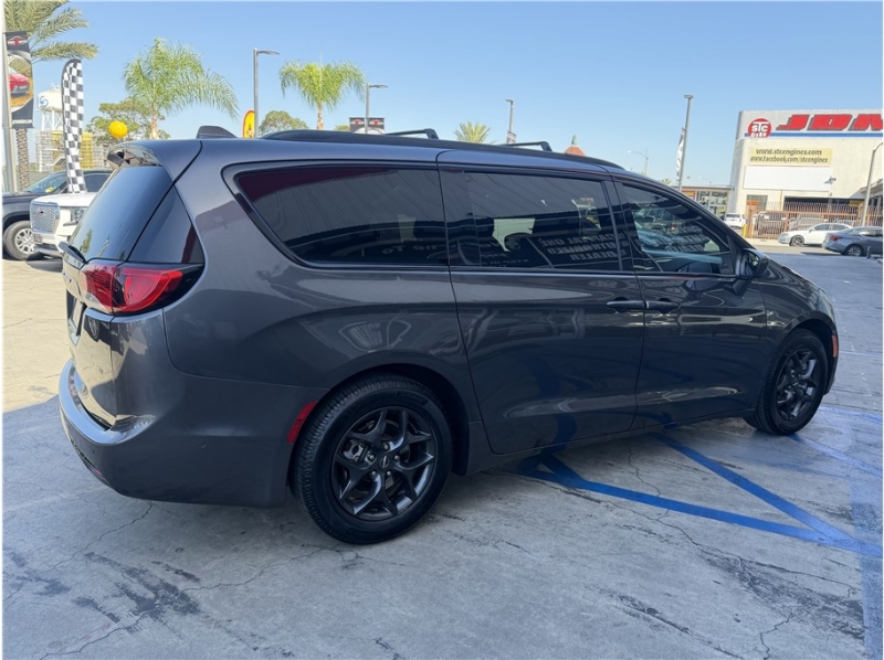 2019 Chrysler Pacifica Touring L Plus Minivan 4D