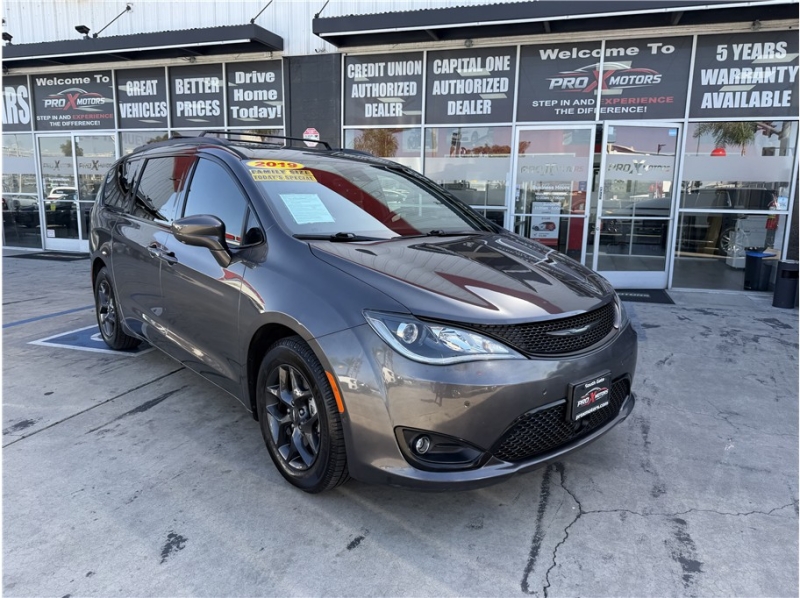 2019 Chrysler Pacifica Touring L Plus Minivan 4D