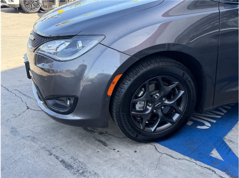 2019 Chrysler Pacifica Touring L Plus Minivan 4D