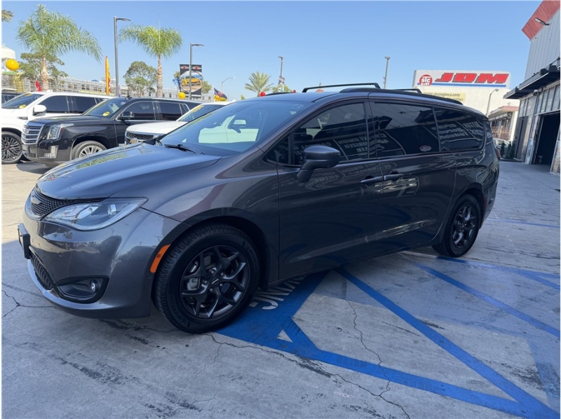 2019 Chrysler Pacifica Touring L Plus Minivan 4D