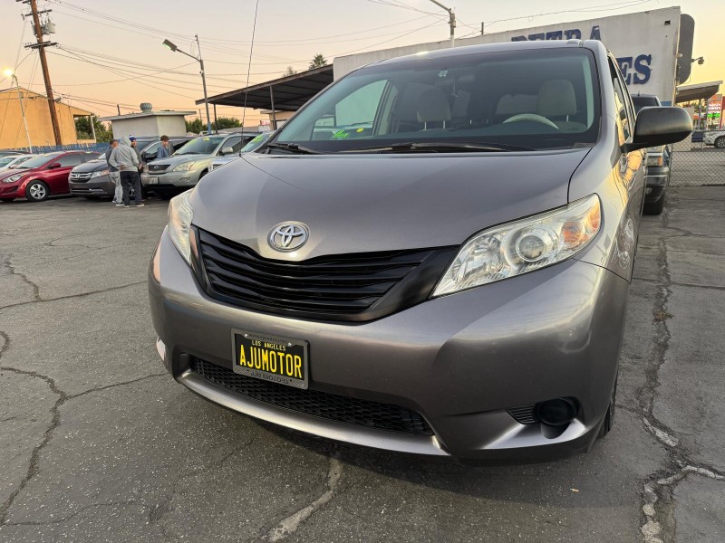 2014 Toyota Sienna L's photo
